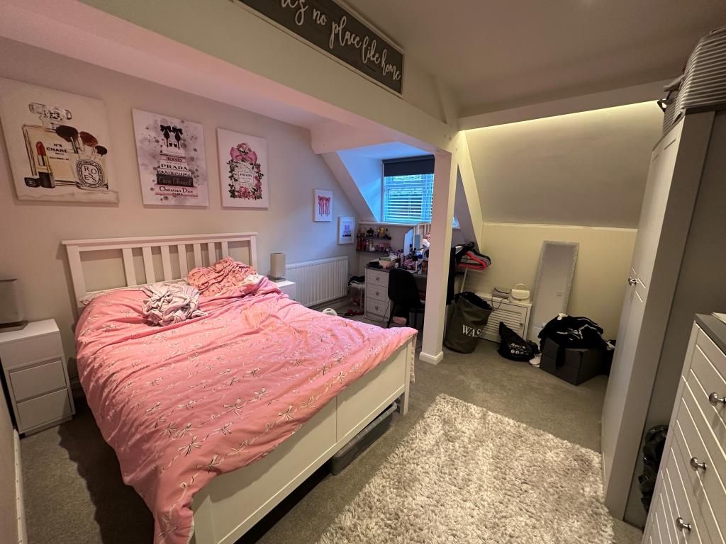 Lot: 79 - MIXED USE INVESTMENT ON HIGH STREET LOCATION - Flat 1 Bedroom one